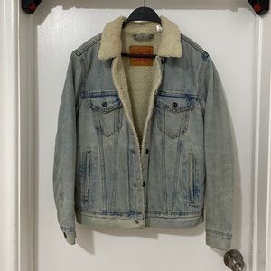 Lightly worn Levi’s Jean Jacket w. Shearling